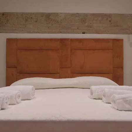 Napoletano بيت ضيافة 4*